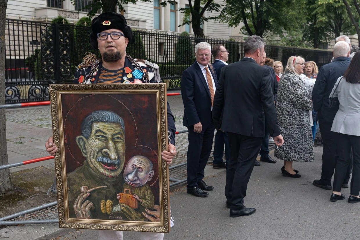 Robert Kuzovkov with one of his drawings. Photo: Semyon Skrepetsky’s Facebook page.