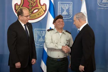 Gadi Eisenkot shakes hands with Benjamin Netanyahu as Moshe Ya’alon looks on